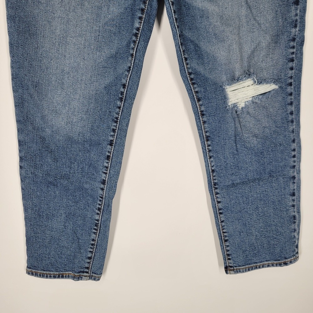 DENIZEN from Levi's Mom Jean Distressed Medium Wash Blue Denim Size 31 x 25 - Picture 3 of 11